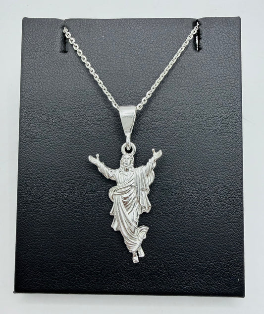 Collar Cristo de plata .925 sobre caja gris oscuro, cadena de eslabones rectangulares, Cristo con brazos elevados