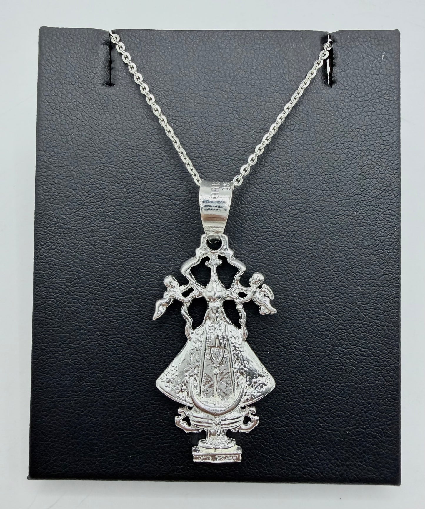 Collar de plata .925 con dije religioso Virgen San Juan de los Lagos, cadena de 50 cm, detalle de moldura ornamental clásica Taxco