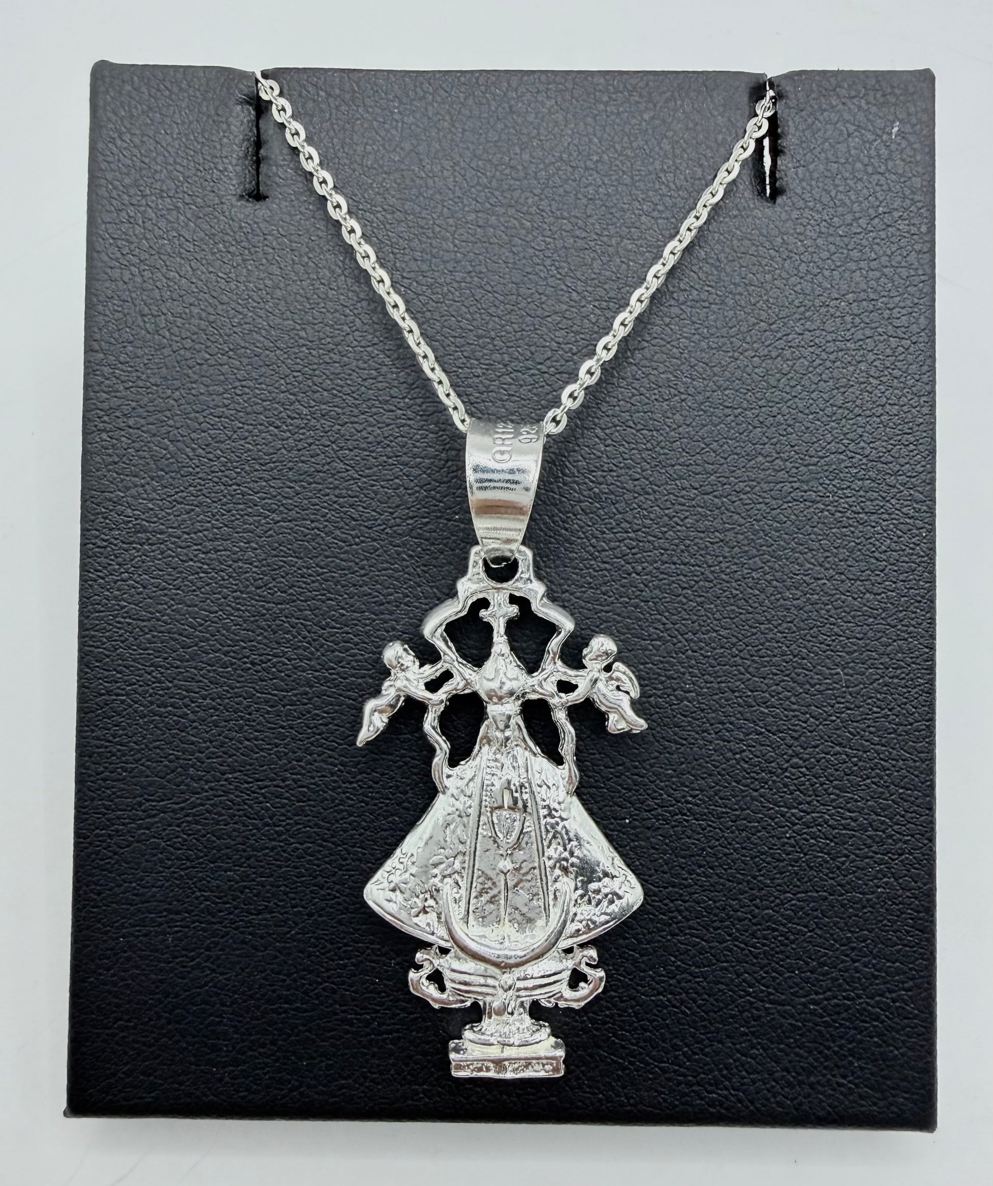 Collar de plata .925 con dije religioso Virgen San Juan de los Lagos, cadena de 50 cm, detalle de moldura ornamental clásica Taxco
