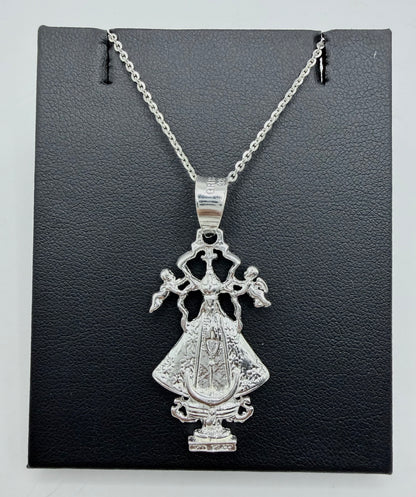 Collar de plata .925 con dije religioso Virgen San Juan de los Lagos, cadena de 50 cm, detalle de moldura ornamental clásica Taxco