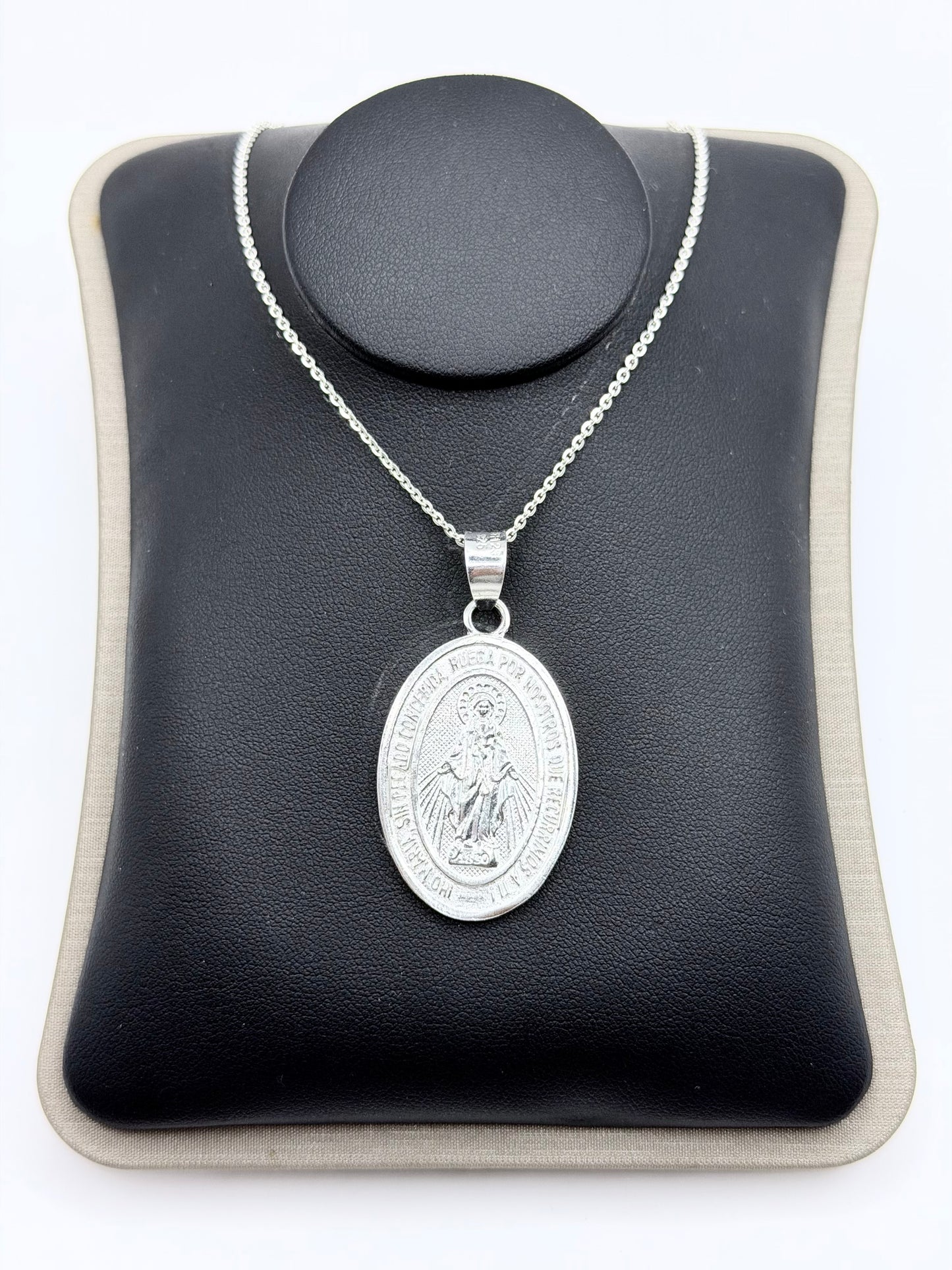Collar de plata .925 con medalla ovalada de la Virgen María, cadena de 50 cm, presentado en estuche Negro con almohadilla
