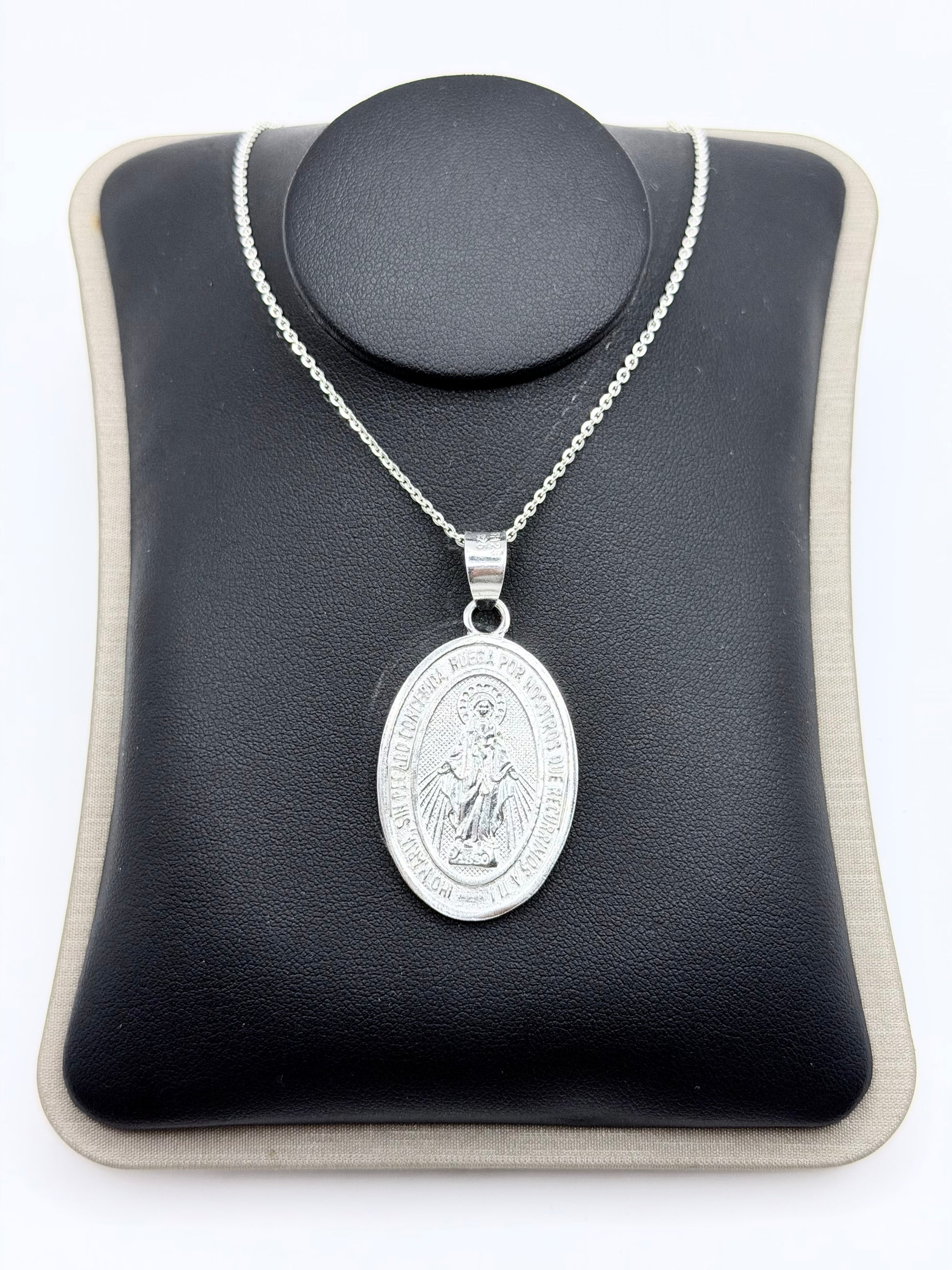 Collar de plata .925 con medalla ovalada de la Virgen María, cadena de 50 cm, presentado en estuche Negro con almohadilla