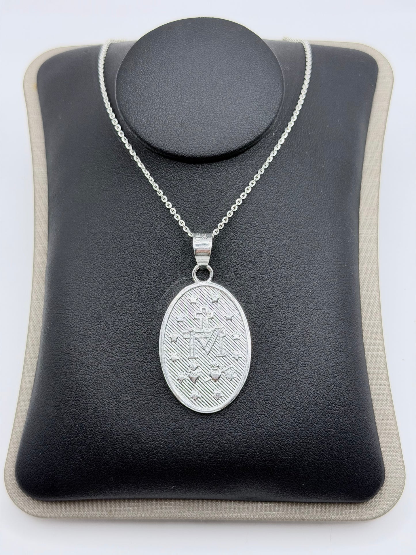 Vista frontal del collar completo: medalla de 4 cm de alto sobre cadena delicada de eslabón fino
