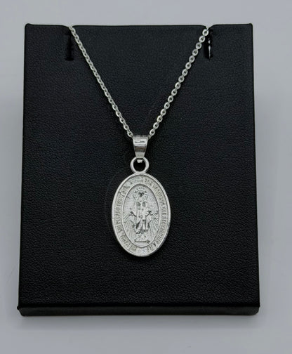 Medalla ovalada de la Virgen María en plata .925, grabada en relieve, colgada de cadena de eslabones de plata sobre fondo negro