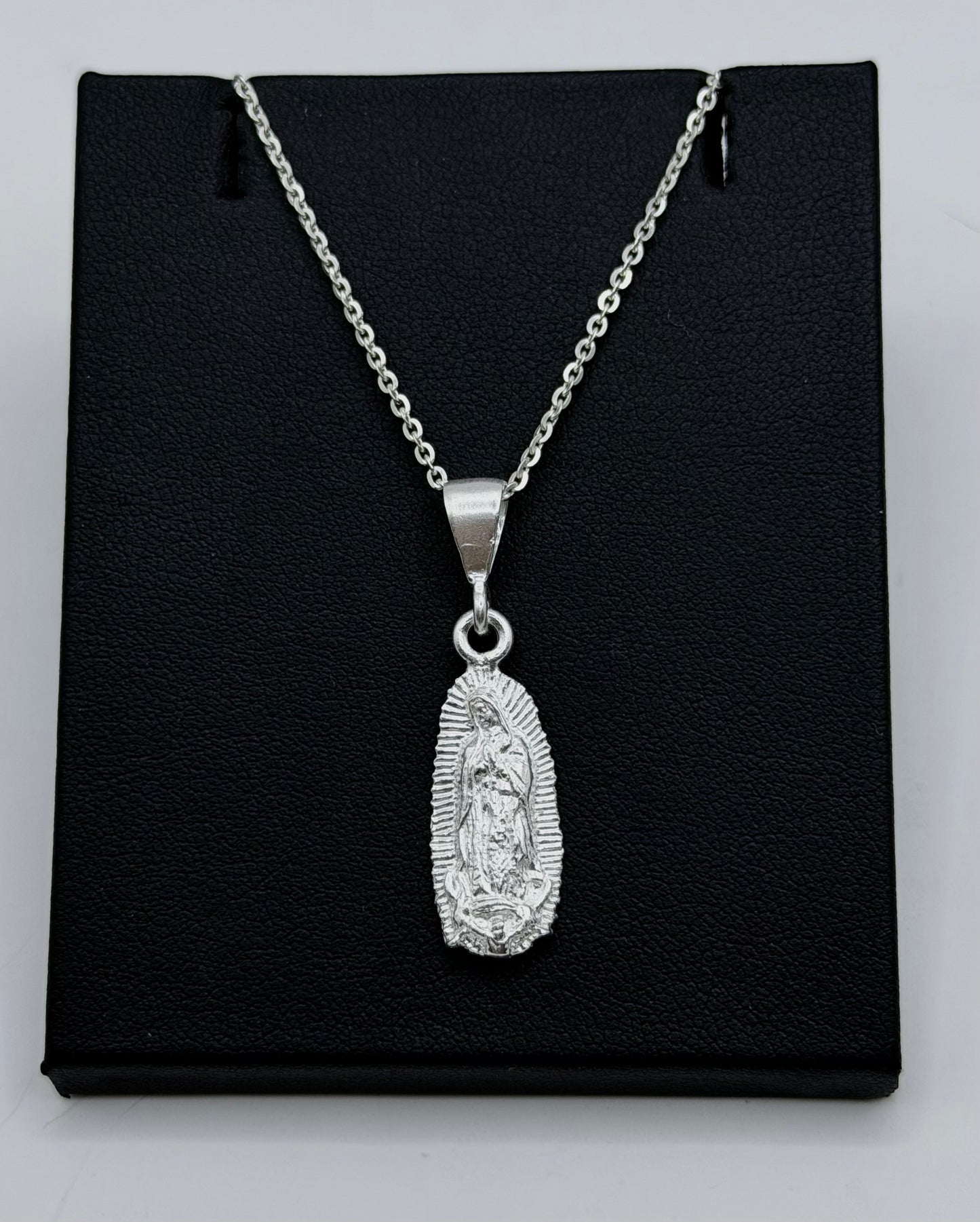 Collar de plata .925 con dije de Virgen Guadalupe, cadena de 45 cm, sobre caja negra de presentación