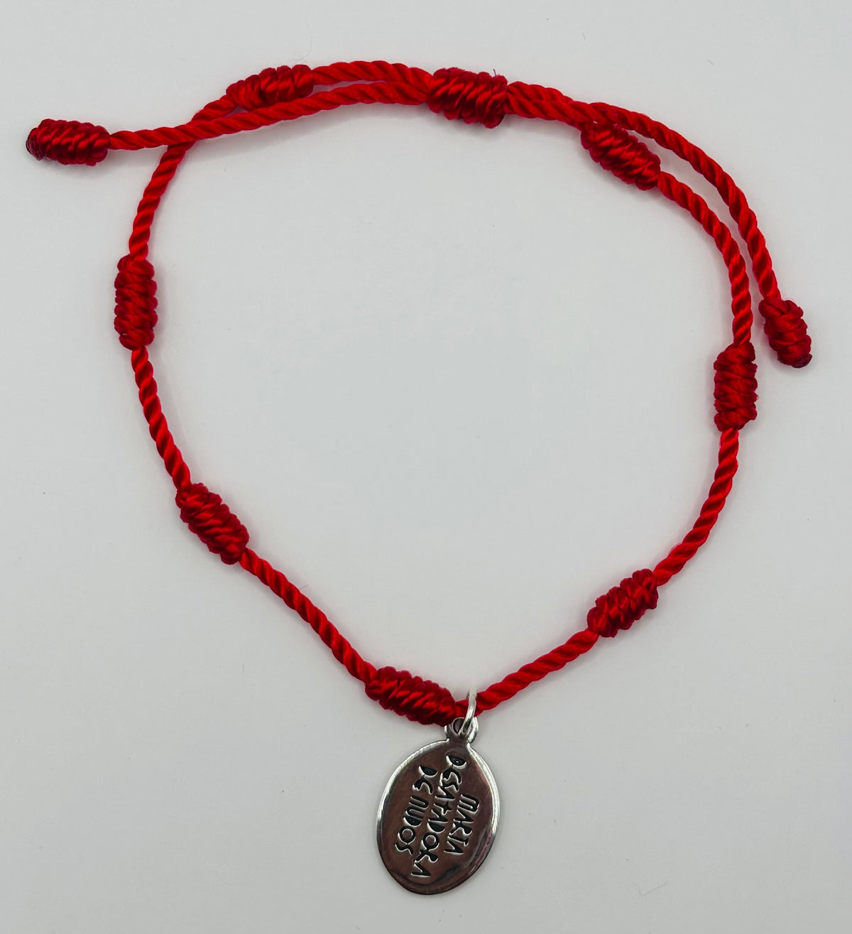 Detalle del anverso de la medalla grabada en plata .925 con la imagen de la Virgen Desatanudos