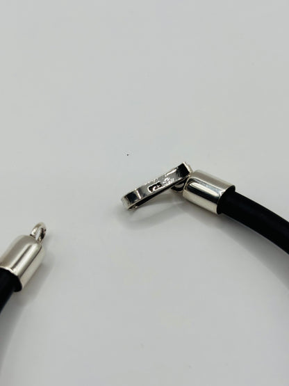 Pulsera completamente abierta mostrando el largo de 20 cm y la flexibilidad del caucho — medidas