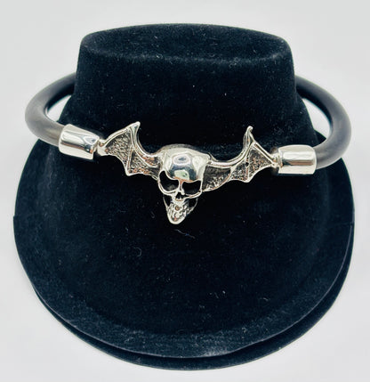 Pulsera de calavera en plata .925 con caucho negro, detalle frontal del cráneo fundido