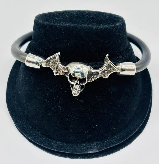 Pulsera de calavera en plata .925 con caucho negro, detalle frontal del cráneo fundido