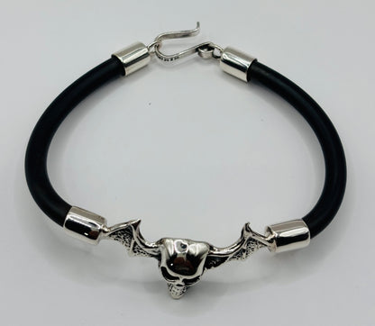 Vista lateral de pulsera calavera — cierre gancho seguridad en plata pulida