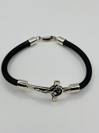 Detalle del crucifijo articulado en plata .925 y cierre de lobster de la pulsera religiosa