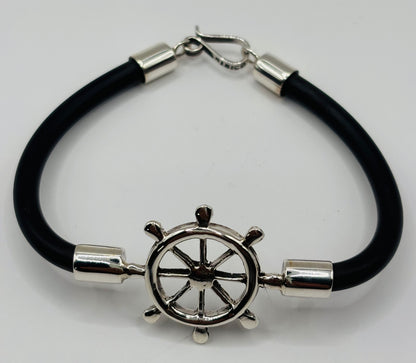 Detalle del timón calado en plata — diseño náutico minimalista de Bravo Joyería Taxco