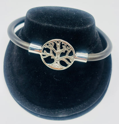 Pulsera Árbol de la Vida en plata .925 con medallón en relieve y banda de caucho natural