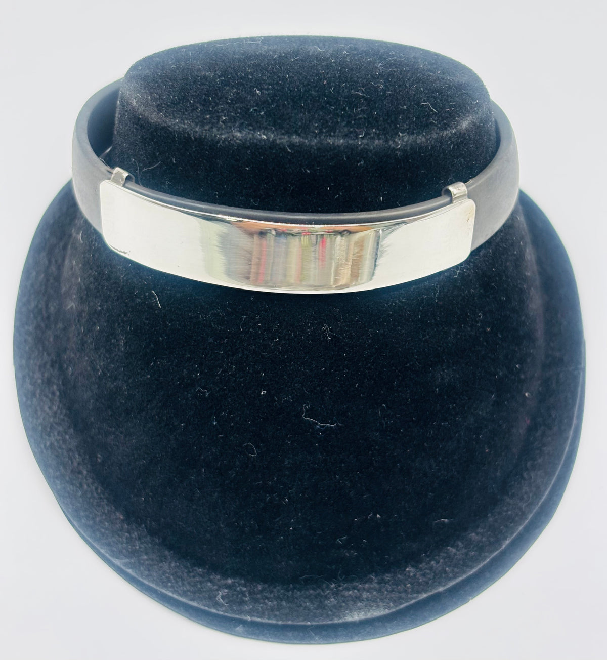 Pulsera de plata .925 y caucho negro, vista frontal en forma de teardrop