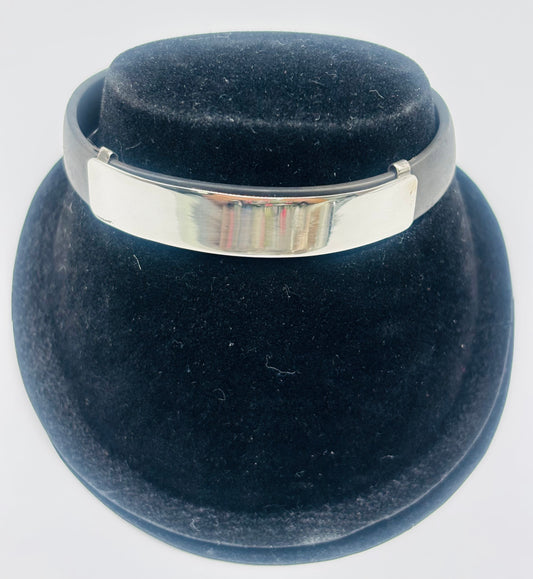 Pulsera de plata .925 y caucho negro, vista frontal en forma de teardrop