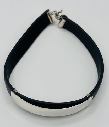 Pulsera de plata y caucho extendida, mostrando el largo de 20 cm y el cierre