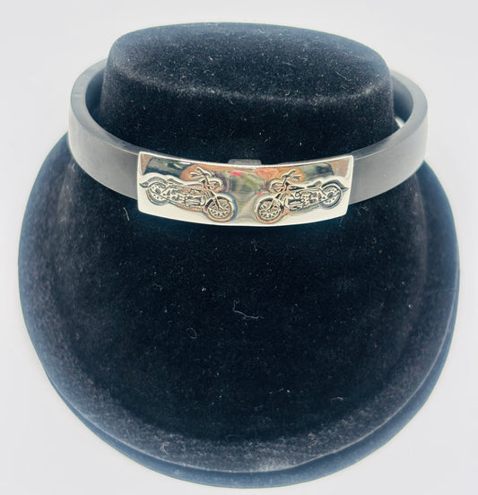 Pulsera de plata .925 con placa grabada en motos, sobre dosificador negro