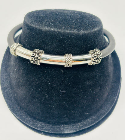 Pulsera de plata .925 con caucho negro y eslabones pulidos, vista frontal sobre maniquí