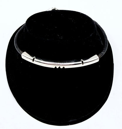 Pulsera de plata .925 vista frontal con broches minimalistas, diseño limpio sobre base negra