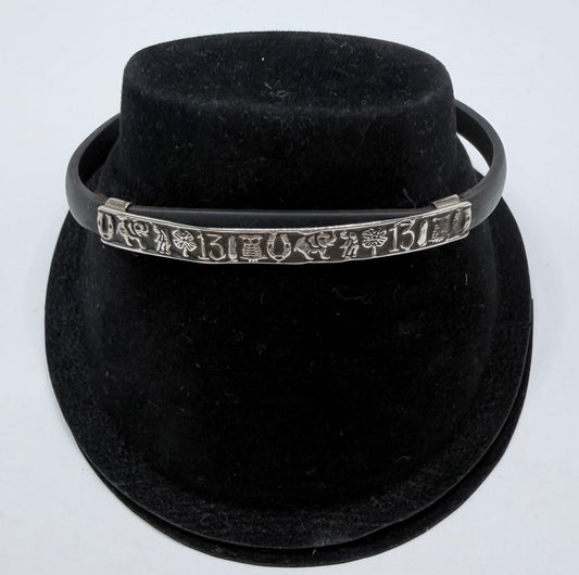 Pulsera de plata .925 con caucho negro, vista de frente mostrando banda grabada con símbolos prehispánicos