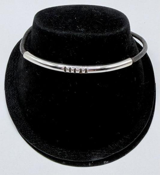 Pulsera de plata .925 con cuero negro, 20 cm de largo, vista superior en presentador negro