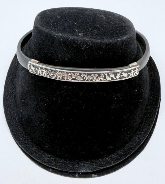 Pulsera de plata .925 y caucho de Taxco sobre soporte de terciopelo negro, vista frontal del eslabón de plata