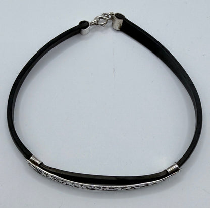 Pulsera de plata y caucho mostrando la cadena de ajuste y cierre de seguridad, diseño unisex