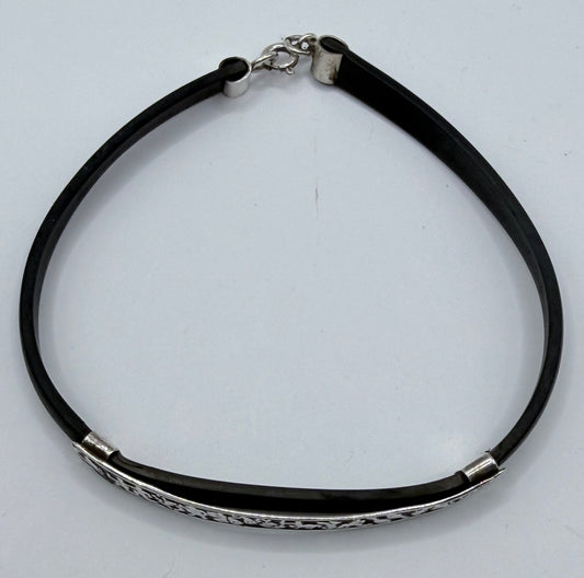 Pulsera de plata y caucho mostrando la cadena de ajuste y cierre de seguridad, diseño unisex