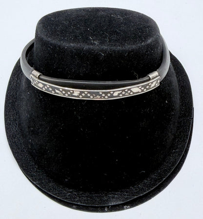 Pulsera de plata .925 con caucho negro, detalle del diseño granulado