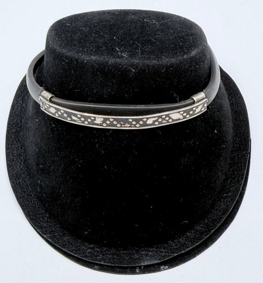 Pulsera de plata .925 con caucho negro, detalle del diseño granulado