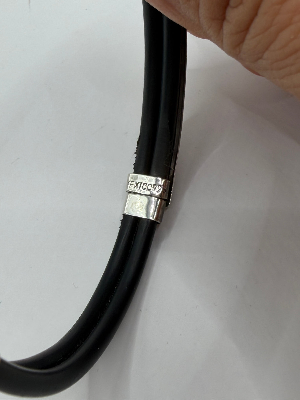 Pulsera abierta mostrando su flexibilidad — se desliza sobre la muñeca sin cierre de presión