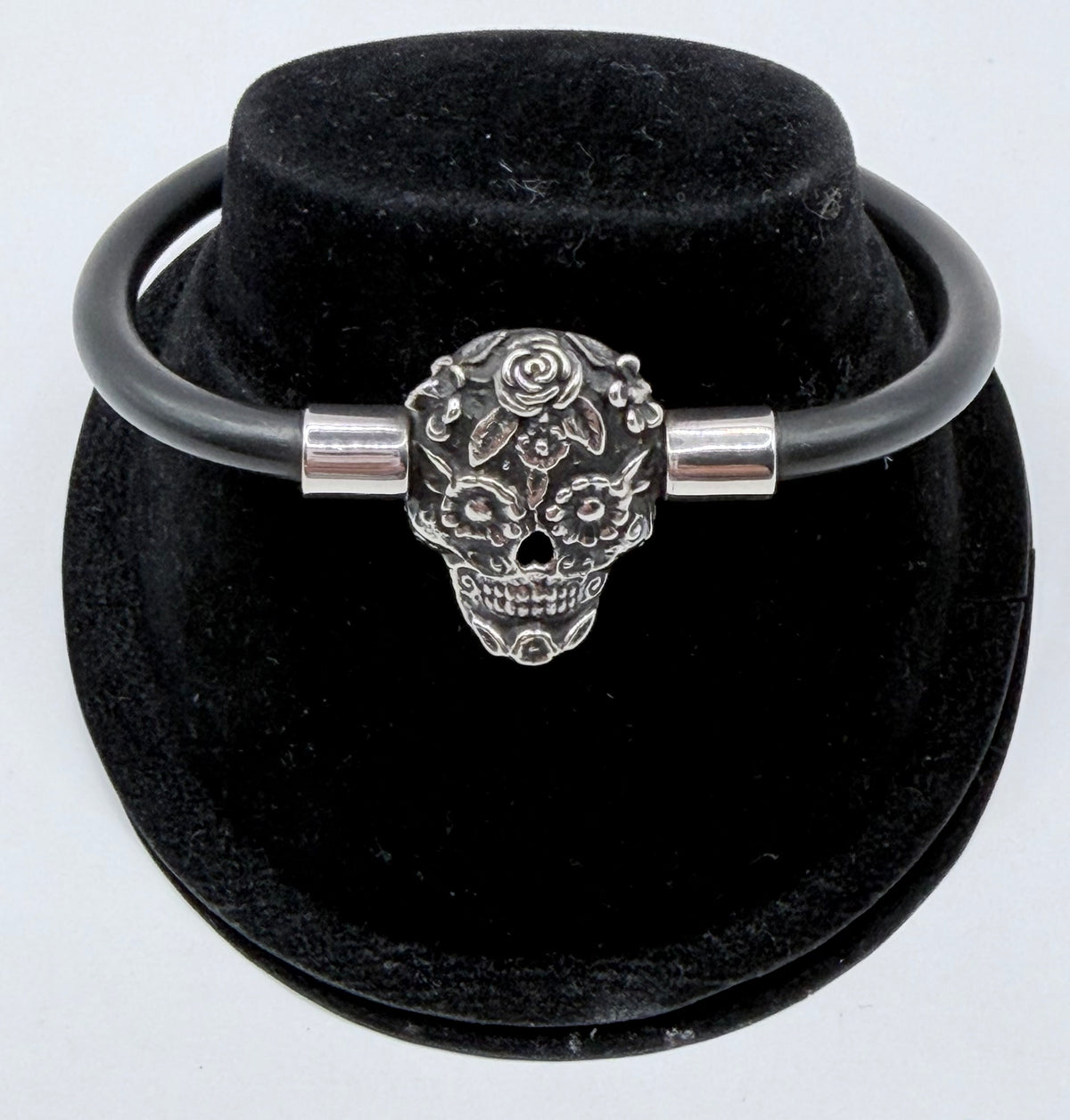 Pulsera de calavera en plata .925 con caucho negro, vista frontal sobre estuche de presentación