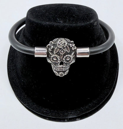 Pulsera de calavera en plata .925 con caucho negro, vista frontal sobre estuche de presentación