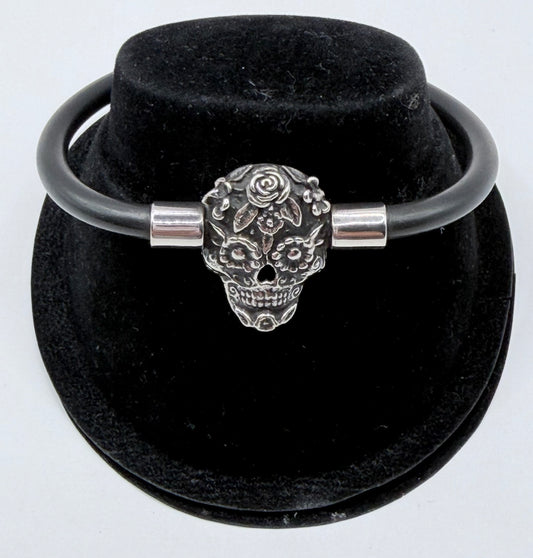 Pulsera de calavera en plata .925 con caucho negro, vista frontal sobre estuche de presentación