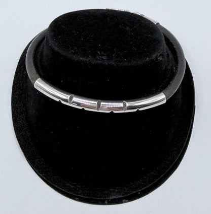 Pulsera de plata .925 y caucho de 20 cm presentada en forma cerrada sobre fondo blanco