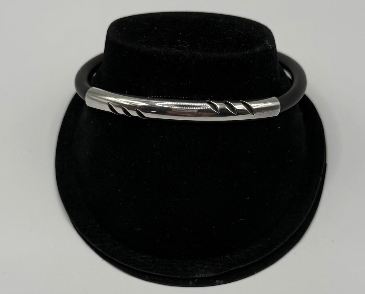 Pulsera de plata con caucho negro, vista frontal sobre maniquí