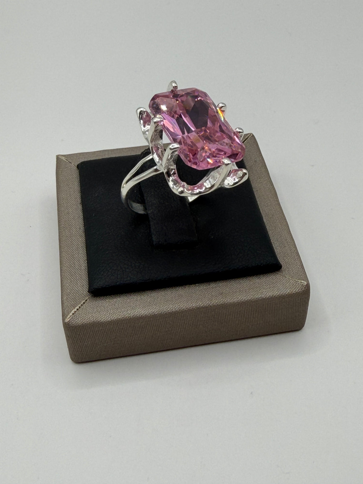 Anillo de circonia rosa facetada en plata .925, talla 9, diseño caramelo voluminoso, presentado en estuche de joyería