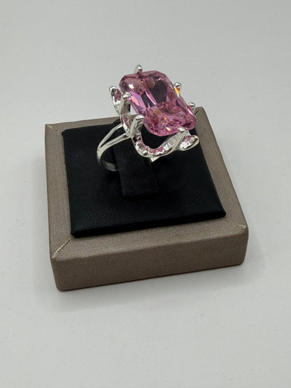 Anillo de circonia rosa en plata .925 presentado en estuche gris Arte Taxco, vista frontal del solitario voluminoso