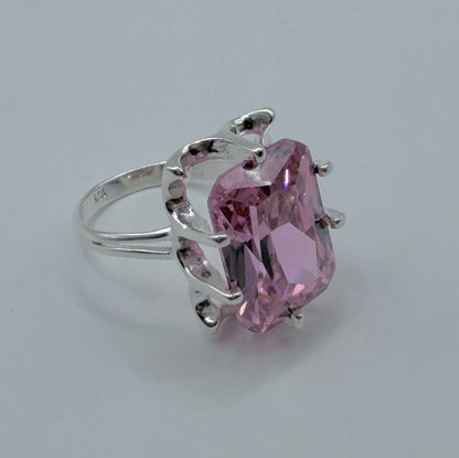 Vista tridimensional del anillo de circonia con la banda de plata .925 y la piedra central en tono rosa brillante