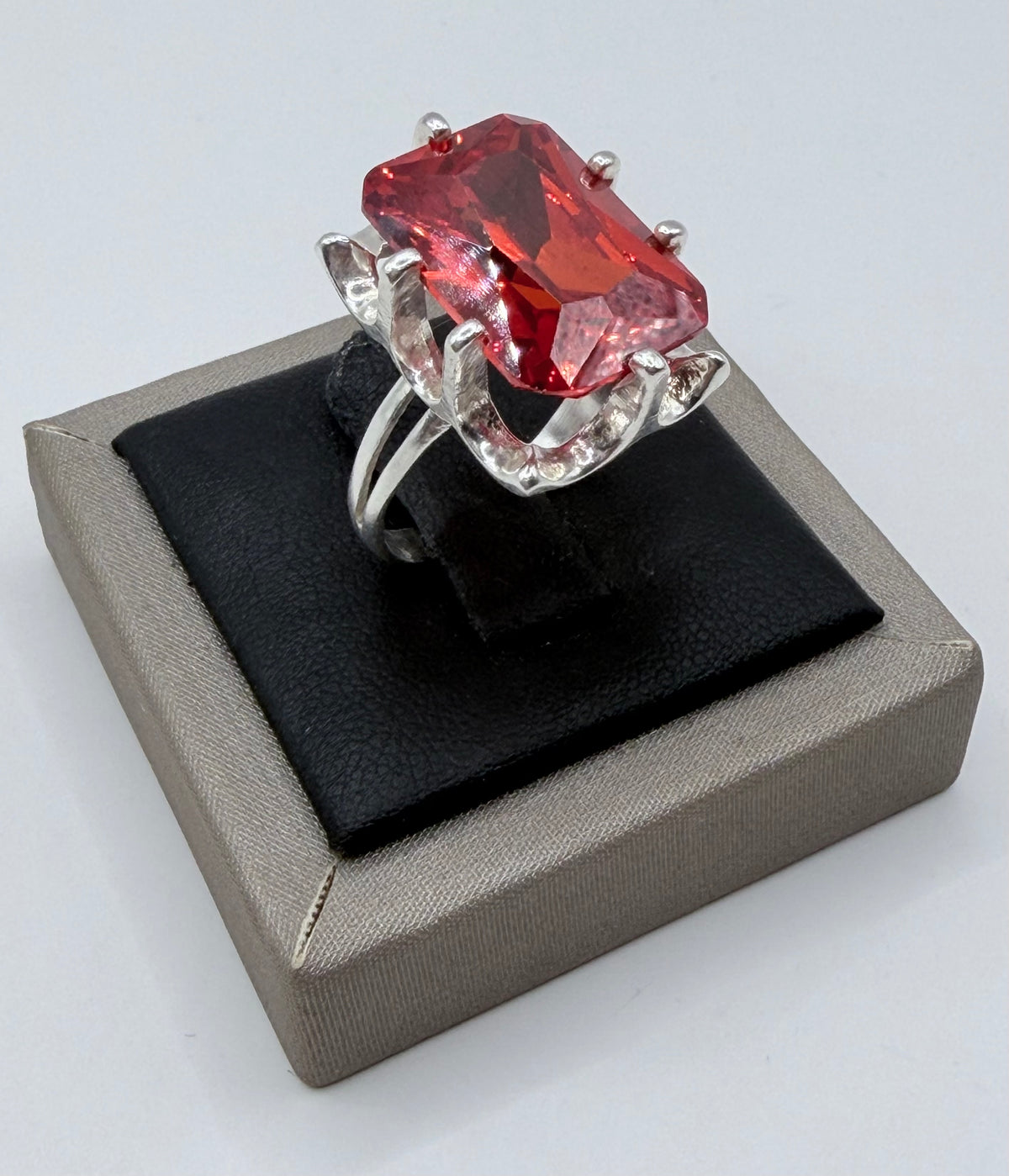 Anillo caramelo de plata .925 con circonia roja en estuche Arte Taxco