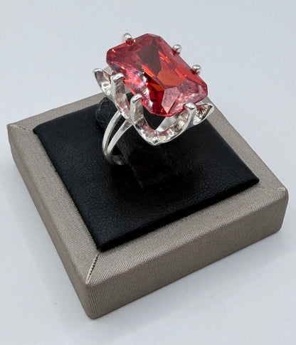 Anillo solitario plata .925 con circonia roja facetada, talla 8.5, presentado en estuche gris de Arte Taxco