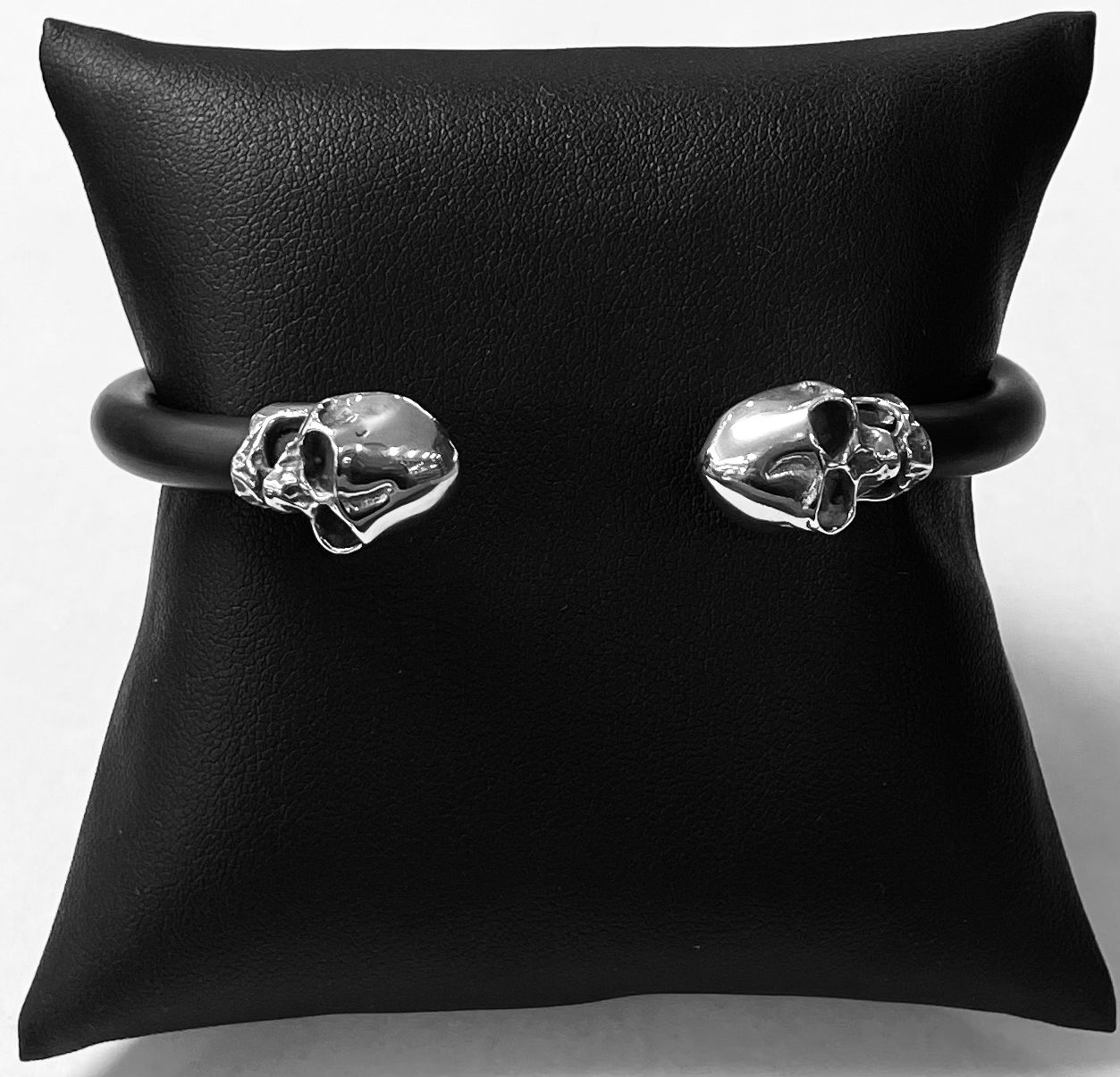 Brazalete en Plata Ley 925 con Caucho, vista frontal