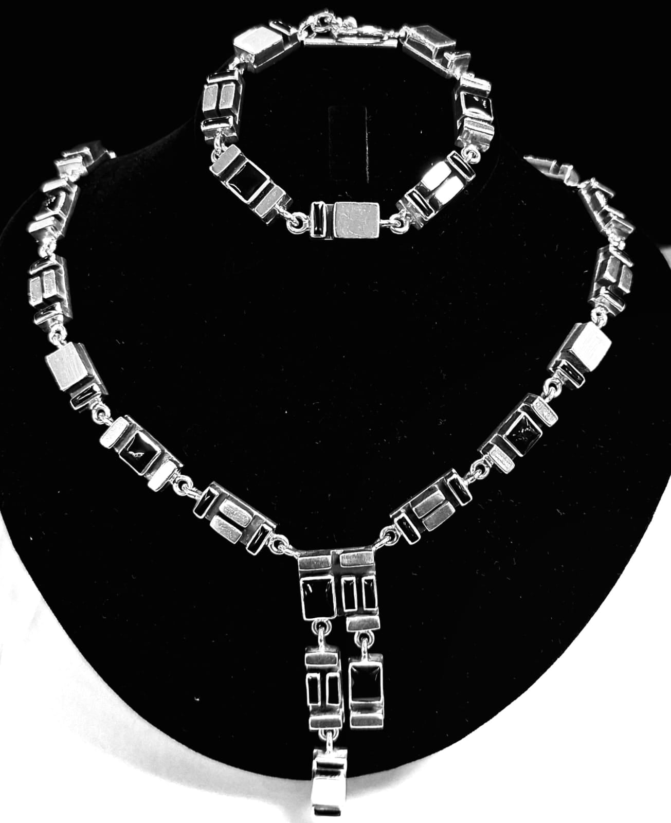 Set de Collar Mosaico con Incrustaciones de Obsidiana en Plata Ley 925, vista frontal
