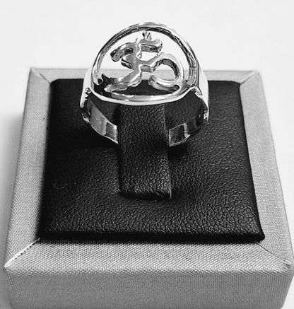 Sello de ley en el interior del anillo simbolo om en plata ley 925