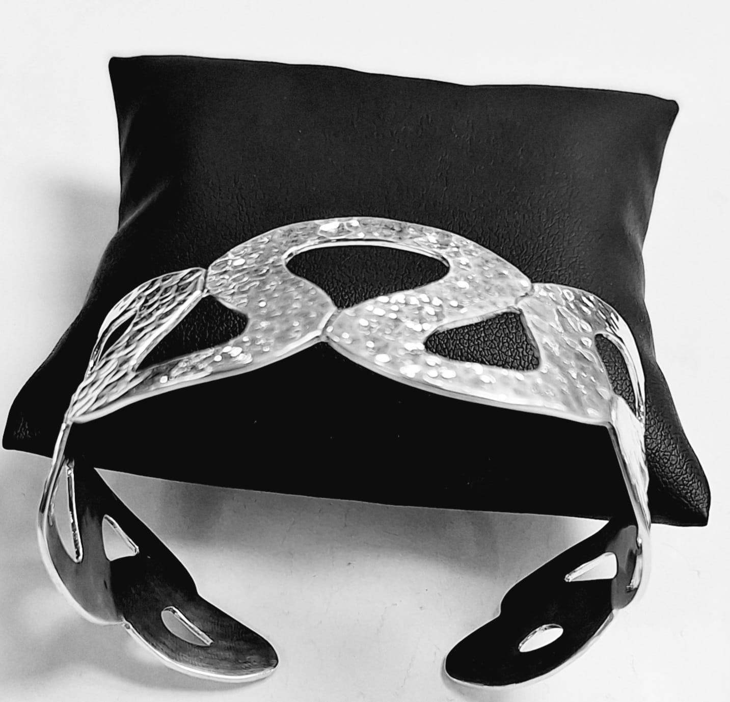 Brazalete Martillado en Plata Ley 950, vista frontal