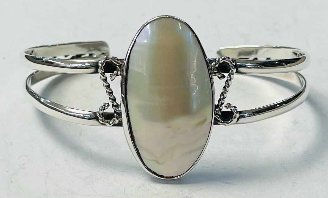 Sello de ley en el interior del brazalete con concha madre perla en plata ley 925