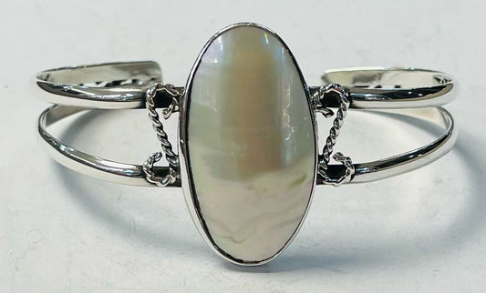 Sello de ley en el interior del brazalete con concha madre perla en plata ley 925