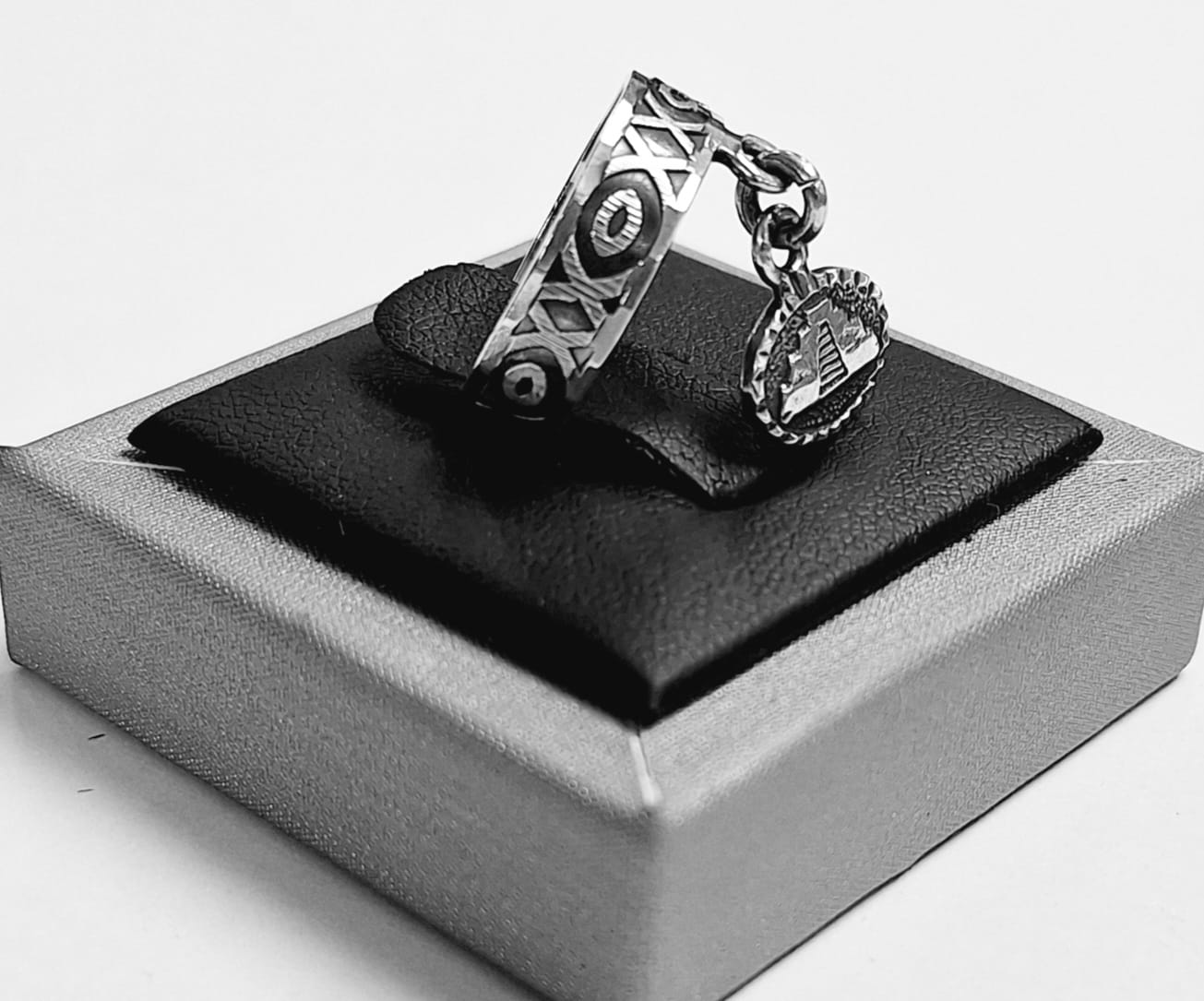 Anillo con Colgante de Pirámide en Plata 925, vista frontal