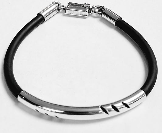 Sello de ley en el interior del brazalete en plata ley 925 con caucho