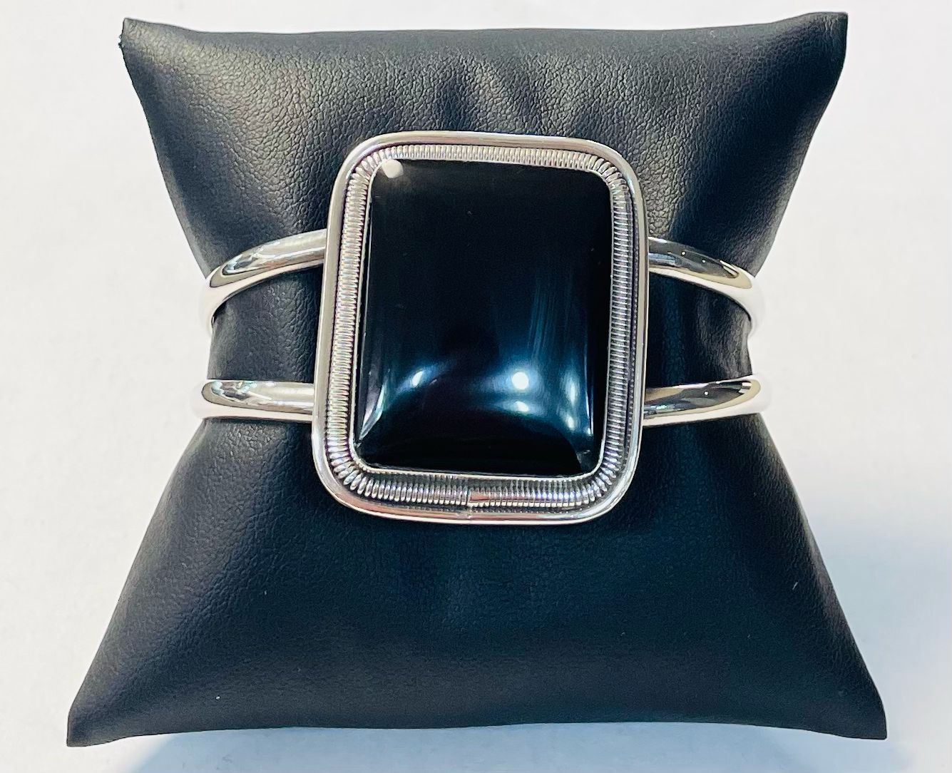 Brazalete en Plata Ley 925 con Obsidiana, vista frontal